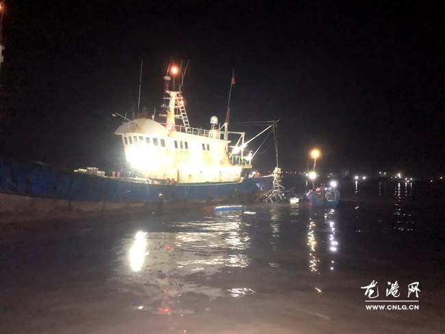 两船在鳌江四桥上游相撞 小船沉浮在水中 船老大失联后已成功找到.jpg
