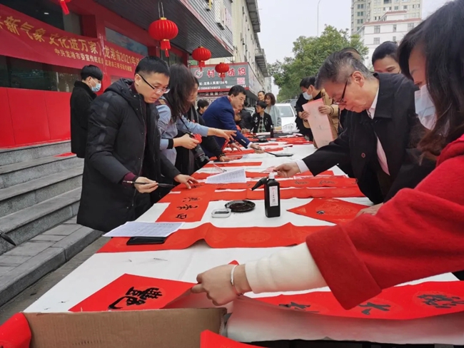 金牛新气象 文化进万家 龙港市三味书坛书画院送春联活动
