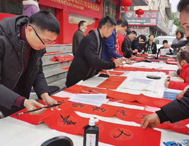金牛新气象 文化进万家 龙港市三味书坛书画院送春联活动