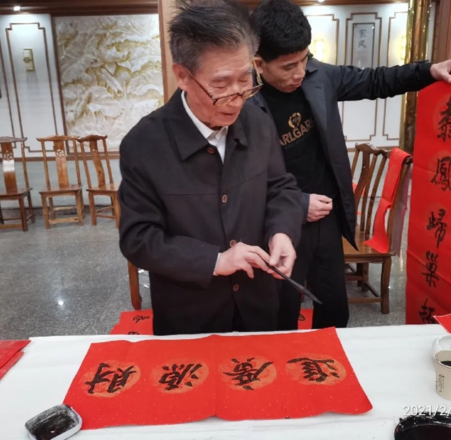 金牛新气象 文化进万家 龙港市三味书坛书画院送春联活动