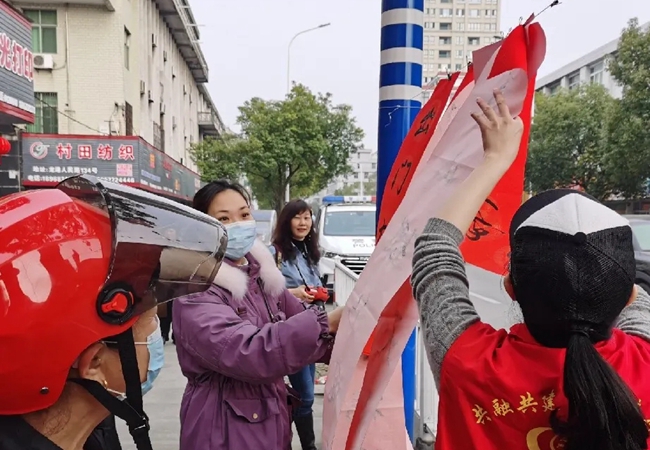 金牛新气象 文化进万家 龙港市三味书坛书画院送春联活动