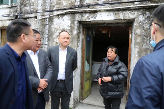 龙港市政协主席陈为来率队慰问老党员、困难群众