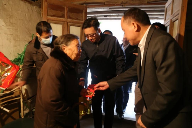 龙港市政协主席陈为来率队慰问老党员、困难群众