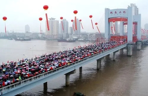 2007年4月29日，温州瓯南大桥建成通车。新华社发(张炳钩摄)