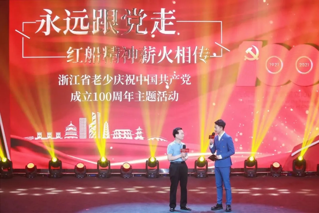 原全国人大副委员长顾秀莲紧握着原龙港镇老书记陈定模手说：你这个陈大胆了不起