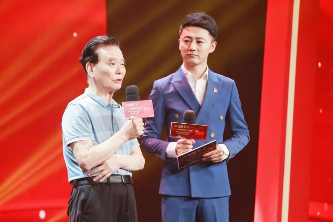 原全国人大副委员长顾秀莲紧握着原龙港镇老书记陈定模手说：你这个陈大胆了不起