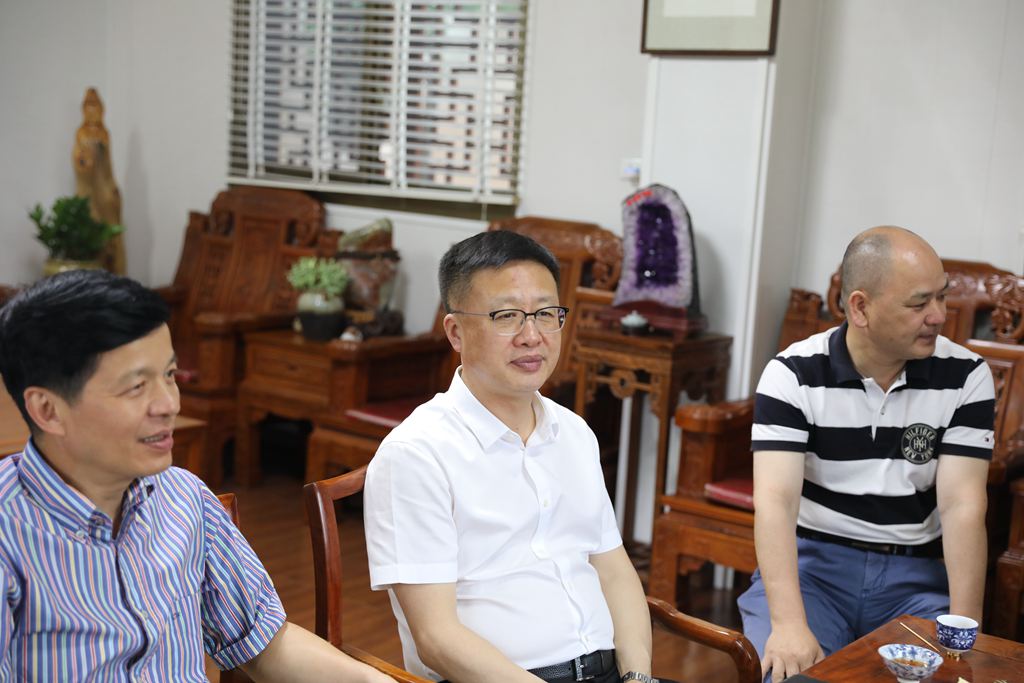 温州市政协副主席林亦俊专程到龙港福胜寺走访对口联系的宗教界人士、温州市政协委员释信道