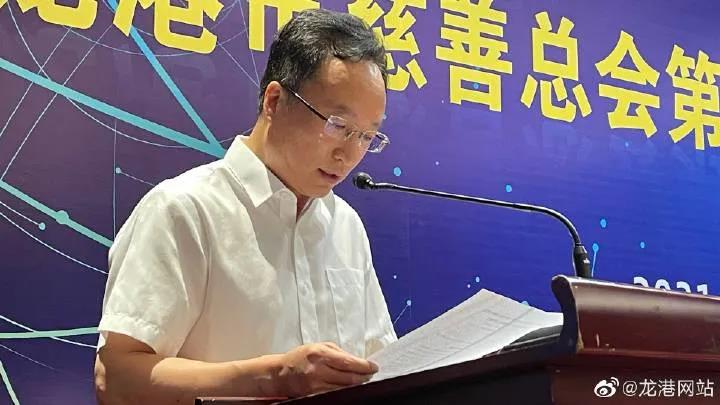 龙港市人大常委会副主任、市慈善协会会长陈君恒