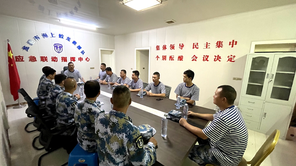 龙港市海上蛟龙救振队组织骨干召开防范台风“烟花”来袭部署会