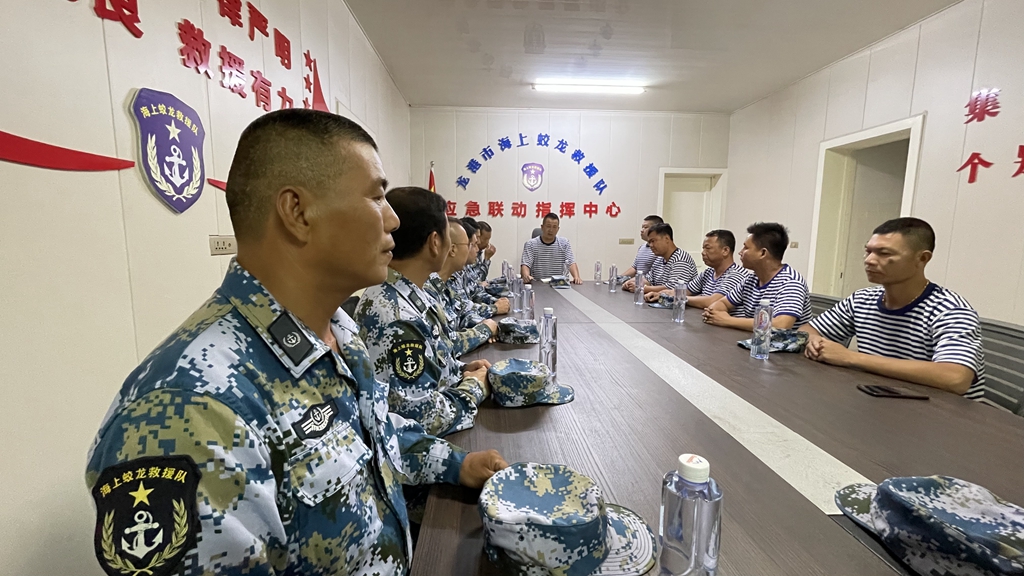 龙港市海上蛟龙救振队组织骨干召开防范台风“烟花”来袭部署会