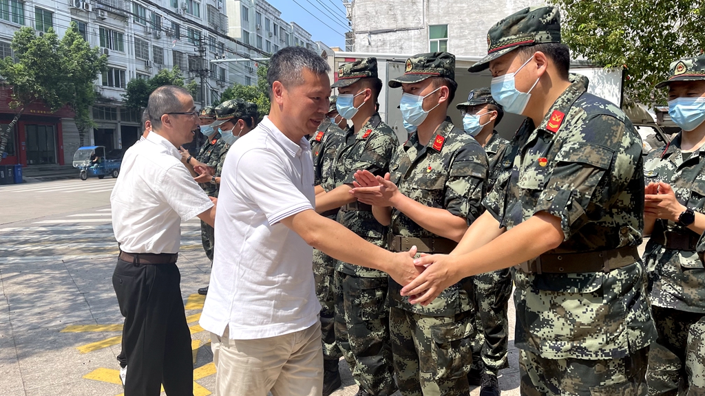 慰问中，温从明一行向广大官兵致以节日的问候和祝福