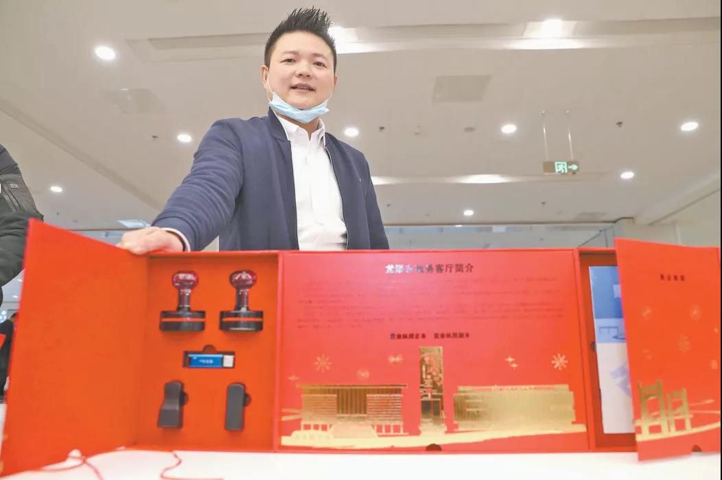 今年首个工作日，前来龙港市政务客厅办理企业注册的郑恩赐，一个多小时就办好了手续，领到了助企大礼包。陈翔 摄