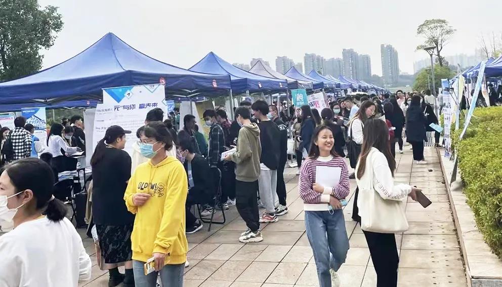 龙港市“龙企智造·职等你来”制造业企业高校揽才活动成功举办.jpg
