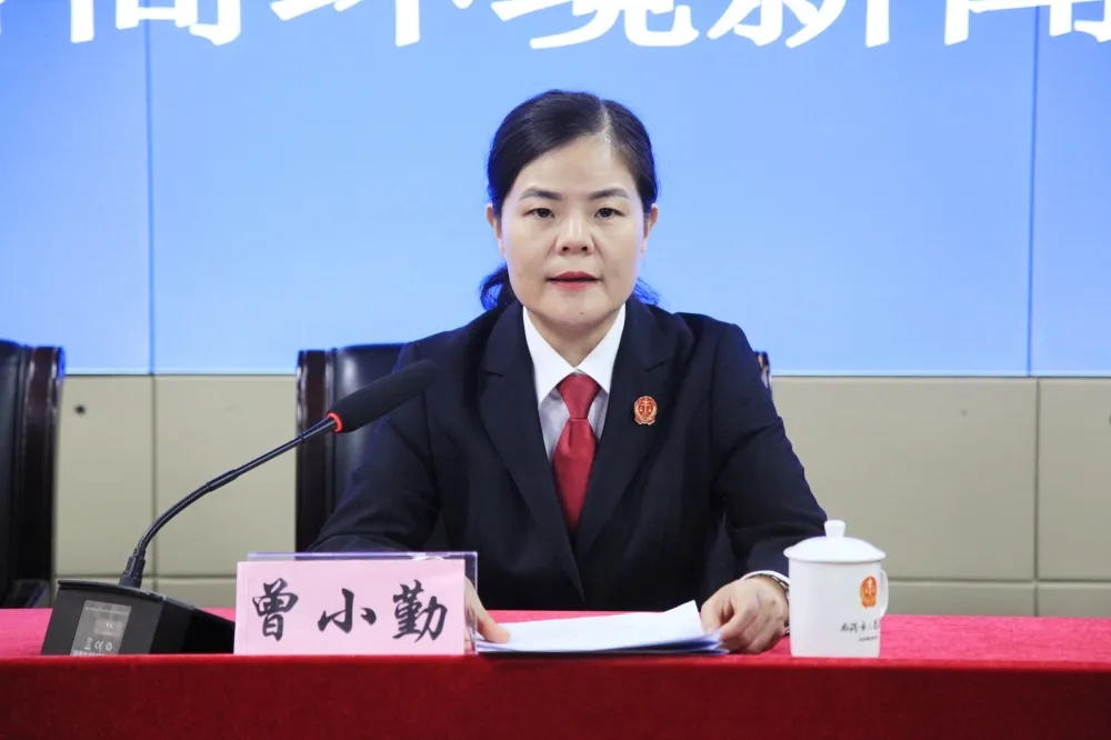 龙港法院党组成员、副院长曾小勤