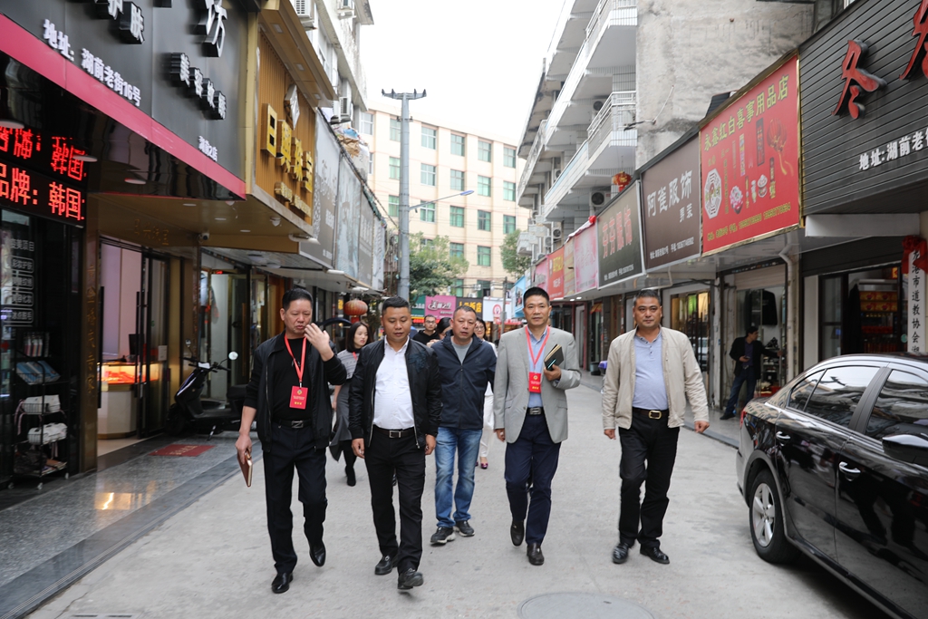 龙港市政协组织委员到湖前西桥、东河、杨家宅等社区开展前期调研