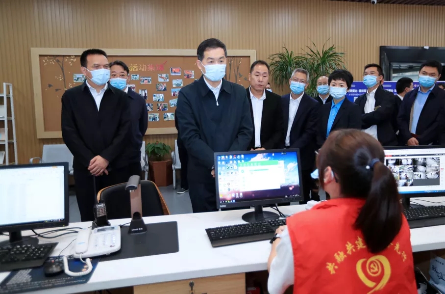 刘小涛在湖前第二社区，察看“市管社区”数字化协同平台和社区服务中心、邻里中心，了解“扁平化”改革工作情况。
