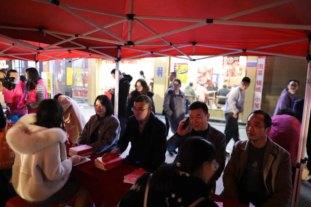 当天龙港市政协法律智援团的律师们通过现场答疑解惑