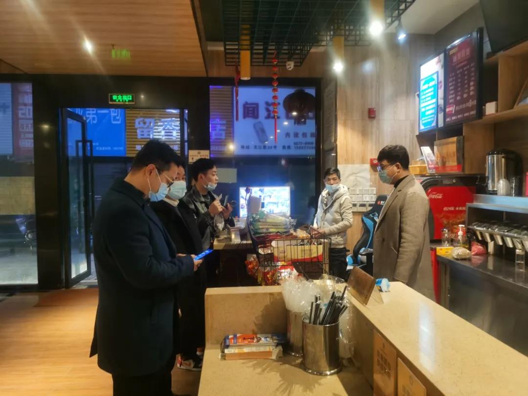 龙翔路、龙跃路等地，突击检查了多家网吧