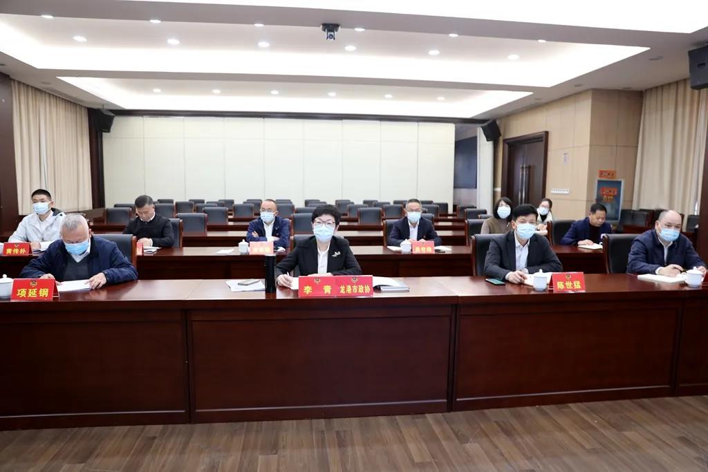 龙港市政协党组书记、主席候选人李青，市政协副主席陈世猛、项延钢，秘书长陈贤选在龙港分会场参加会议。