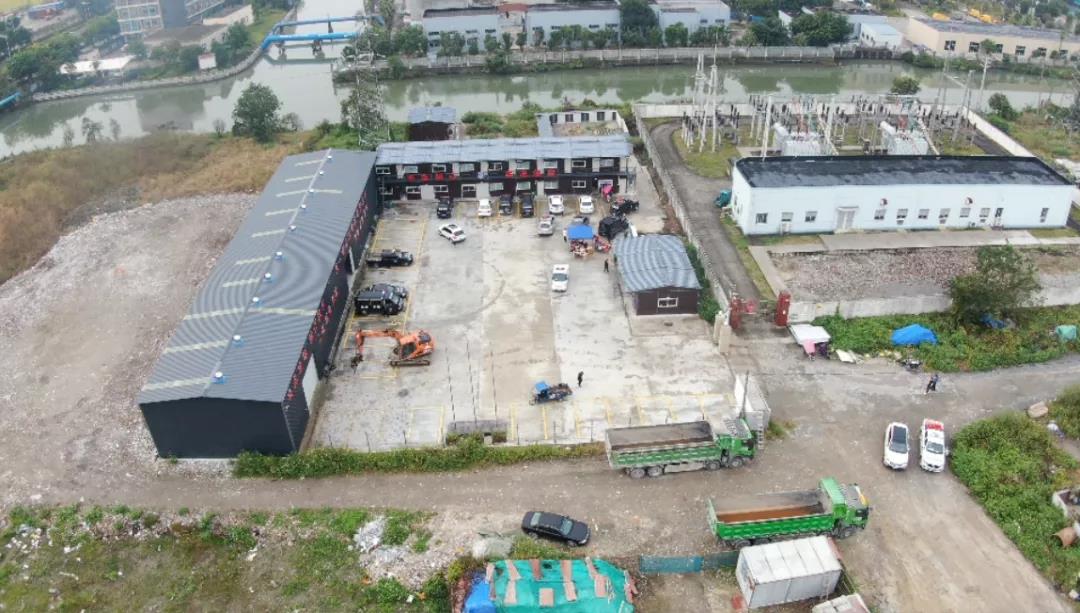 龙港市综合行政执法局对李家垟社区内一处占用农业用地的违建（蓝箭救援队）进行拆除并复垦
