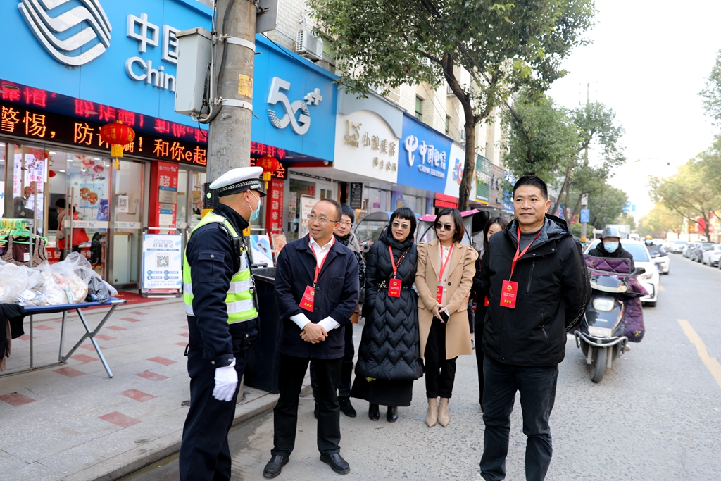 龙港市政协提案与委员工委主任黄孝图（左二）