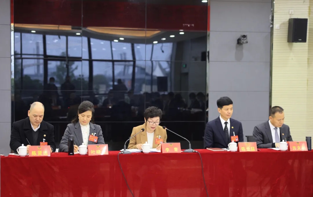 会议通过了市政协二届一次会议主席团常务主席、大会主持人、主席团会议主持人名单