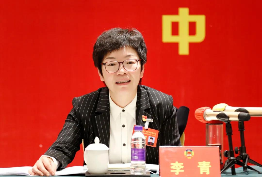 李青指出