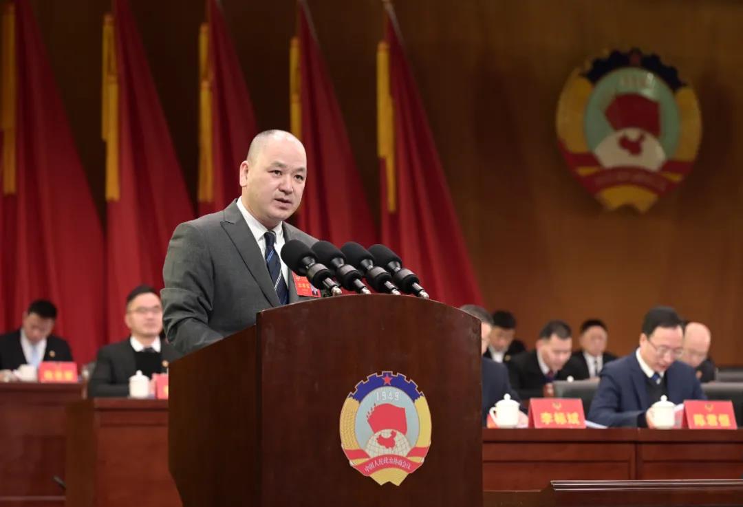大会还听取了市政协秘书长陈贤选关于提案工作情况的报告