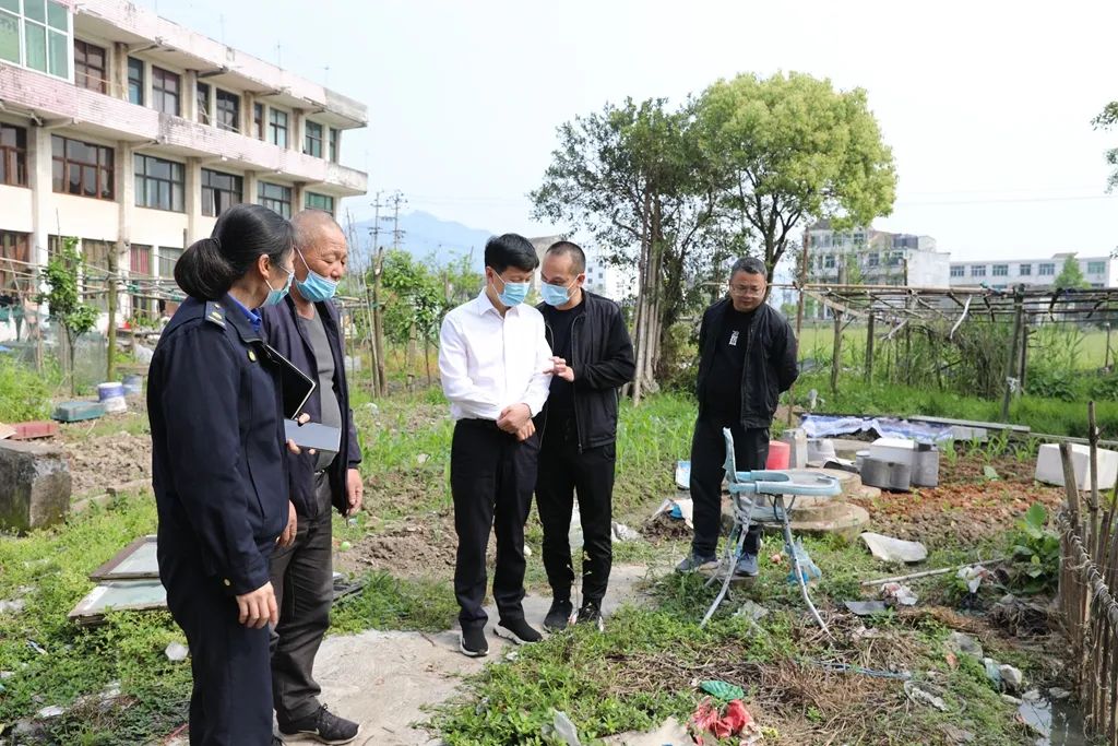 日前，在舥艚第二联合社区的方城浦、三园社区，市政协委员们走现场、看问题、围坐一起帮助群众解困难
