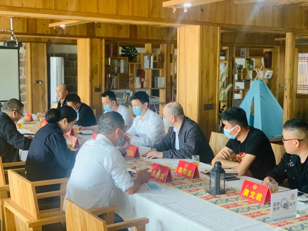 日前，在舥艚第二联合社区的方城浦、三园社区，市政协委员们走现场、看问题、围坐一起帮助群众解困难