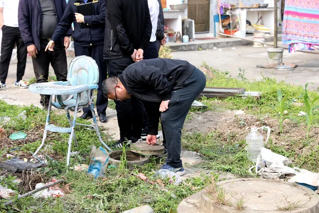 日前，在舥艚第二联合社区的方城浦、三园社区，市政协委员们走现场、看问题、围坐一起帮助群众解困难
