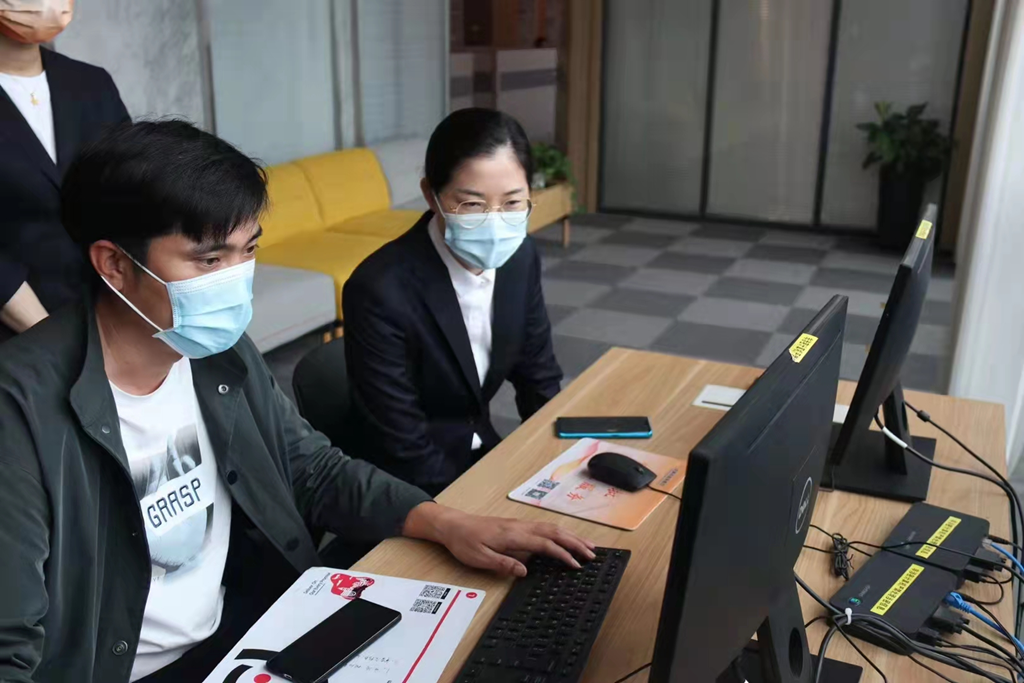 你办事 我来帮 | 龙港市政务服务中心开展“当一天代帮办员”活动