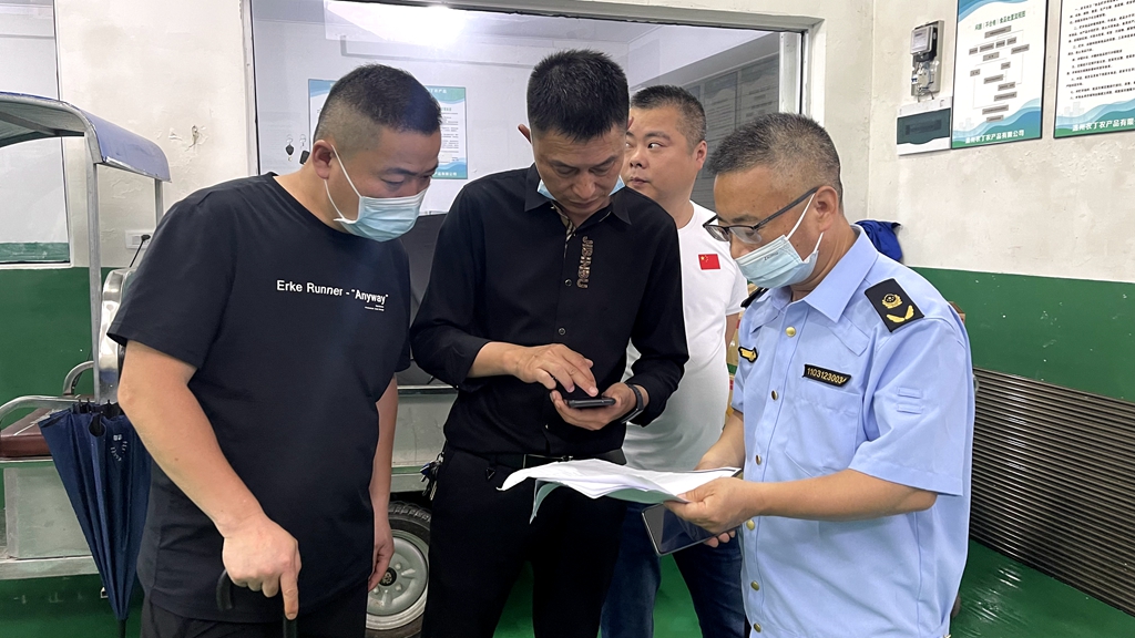 龙港市开展餐饮食品安全“你我同查 你点我检”活动 首站走进3家食材供应商