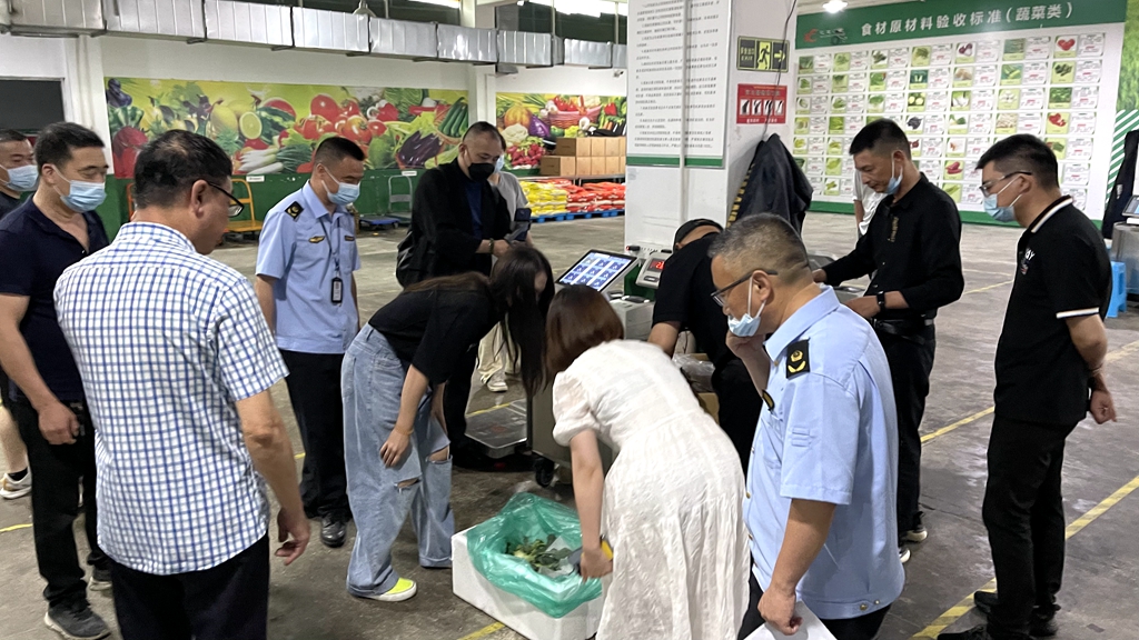 龙港市开展餐饮食品安全“你我同查 你点我检”活动 首站走进3家食材供应商