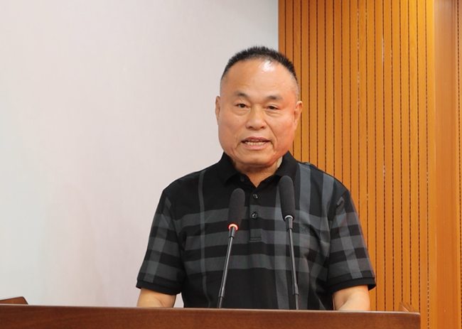 市建筑业协会会长陈其广作市建筑业协会本年度金秋助学的工作情况