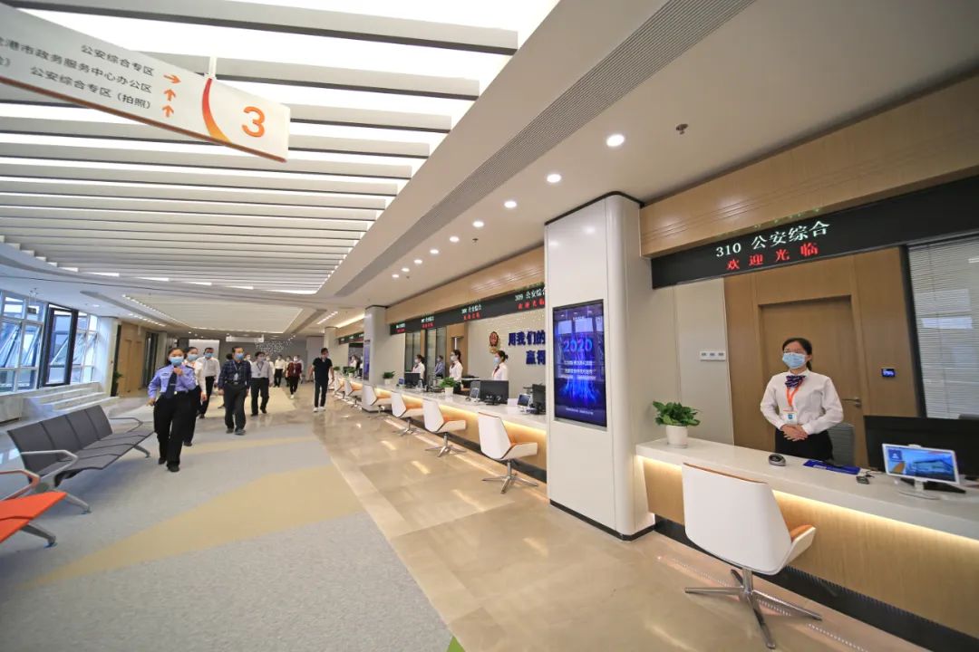 龙港迭代升级“一枚印章管审批”改革，构建了具有龙港特色的“全域一体化新型政务服务模式”。