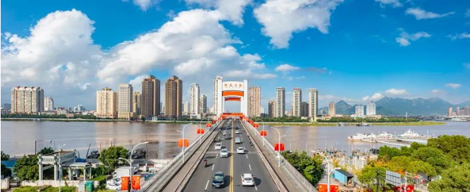 《龙港新姿》 胡克嘉 摄