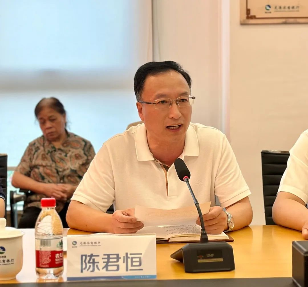 龙港市人大常委会副主任、市慈善总会会长陈君恒