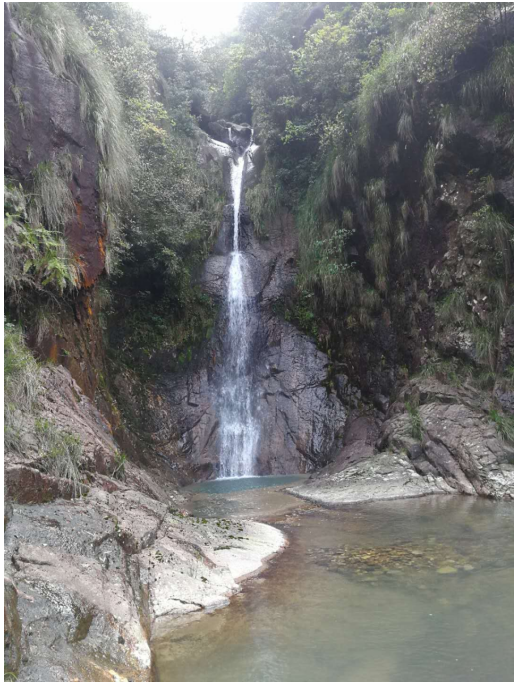 石瓮潭 位於蓀湖山腹部下方。陳德華 攝