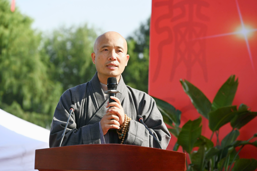 达照法师代表温州市佛教协会对涌泉寺顺利落成表示祝贺 达照法师代表温州市佛教协会对涌泉寺顺利落成表示祝贺