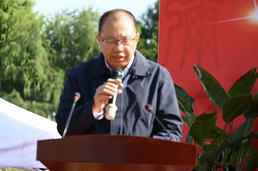 马建新代表温州市民宗局向智相法师表示祝贺 马建新代表温州市民宗局向智相法师表示祝贺