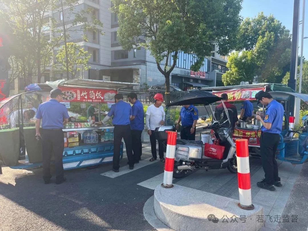 龙港市综合行政执法局“扫街行动”整治流动摊贩乱象