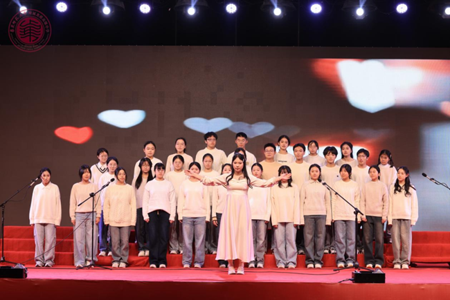 音乐社的合唱《裹着心的光》如暖流漫过心田