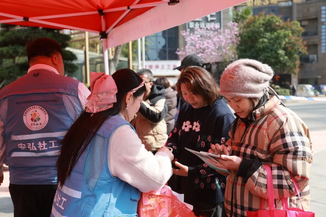 青春新龙港 争锋助共富 龙港举办“浙青年·学雷锋”志愿服务公益市集