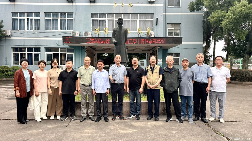 《温州市志》主编张声和向厚庄教育史馆赠书