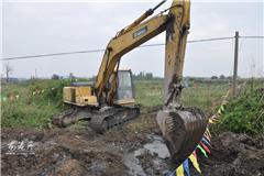 龙港网9月30日讯：昨天上午，龙港镇在新美洲举行甬台温高速公路复线鳌江栈桥工程开工仪式，龙港镇委委员、副镇长赵凯，镇委委员黄传朴参加开工仪式。鳌江特大桥位于甬台温高速公路复线跨越鳌江口处，北接平阳县，桥梁起点位于鳌江北岸的平阳县墨城镇，桥梁终点位于鳌江南岸的苍南县龙港镇。图为工程车在动工