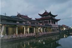 来到龙港象中白沙河边散步，这里都是上世纪留下来的老房子，临河而居的人们看上去也十分悠闲，随手拍了几张照，竟然也拍出了江南水乡的风韵。水波潋影，老墙青瓦，如果再来些杨柳依依的绿色就可以和乌镇相媲美了。 新浪微博 龙港缪缪摄