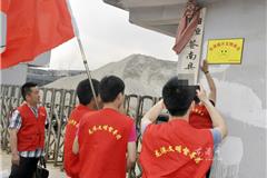  龙港网6月10日讯：环境整治不得力、穿街、停车不文明，小心文明督导员给你亮“黄牌”、挂“黄牌”。昨日，龙港镇文明督导团成立。15名来自普通市民、干部、个体户、网民和志愿者作为龙港镇首批文明督导员，成为首批街头文明“啄木鸟”。