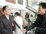 人大代表接受记者采访