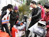 县救助管理站联合龙港志愿者协会开展“寒冬送暖”活动